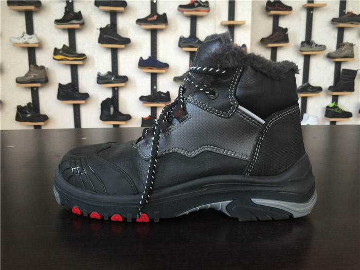 Oversized Waterproof Safety Shoes Cold Insulated / Skid Resistant For Miner