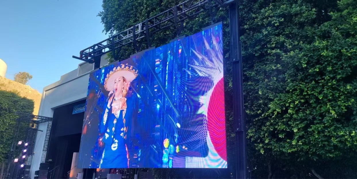 AC 110/220V Input Voltage Outdoor Full Color LED Display with 250*250mm Module Size and 5V/40A Switch Power Loading