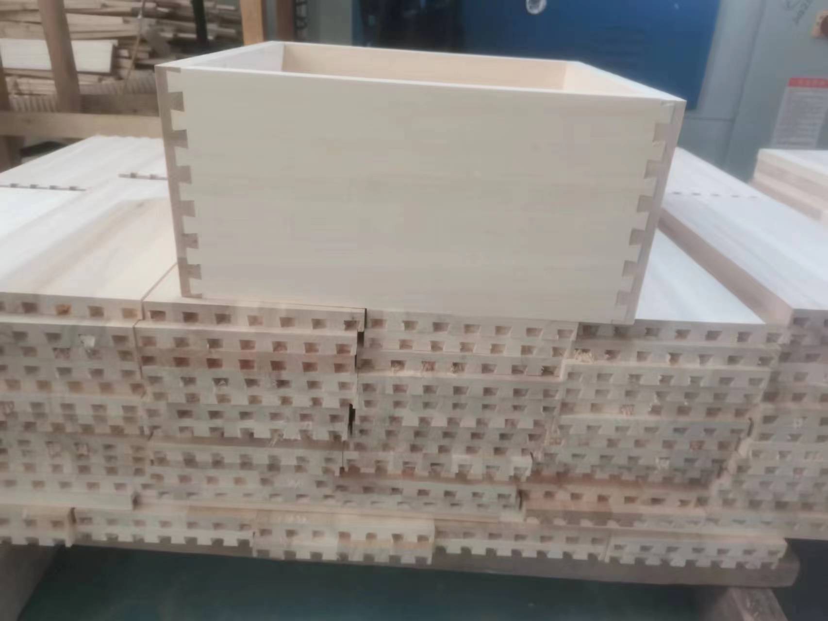 8%-12% Moisture Content AA Grade White Solid Wood Poplar Board for Coffins at Best
