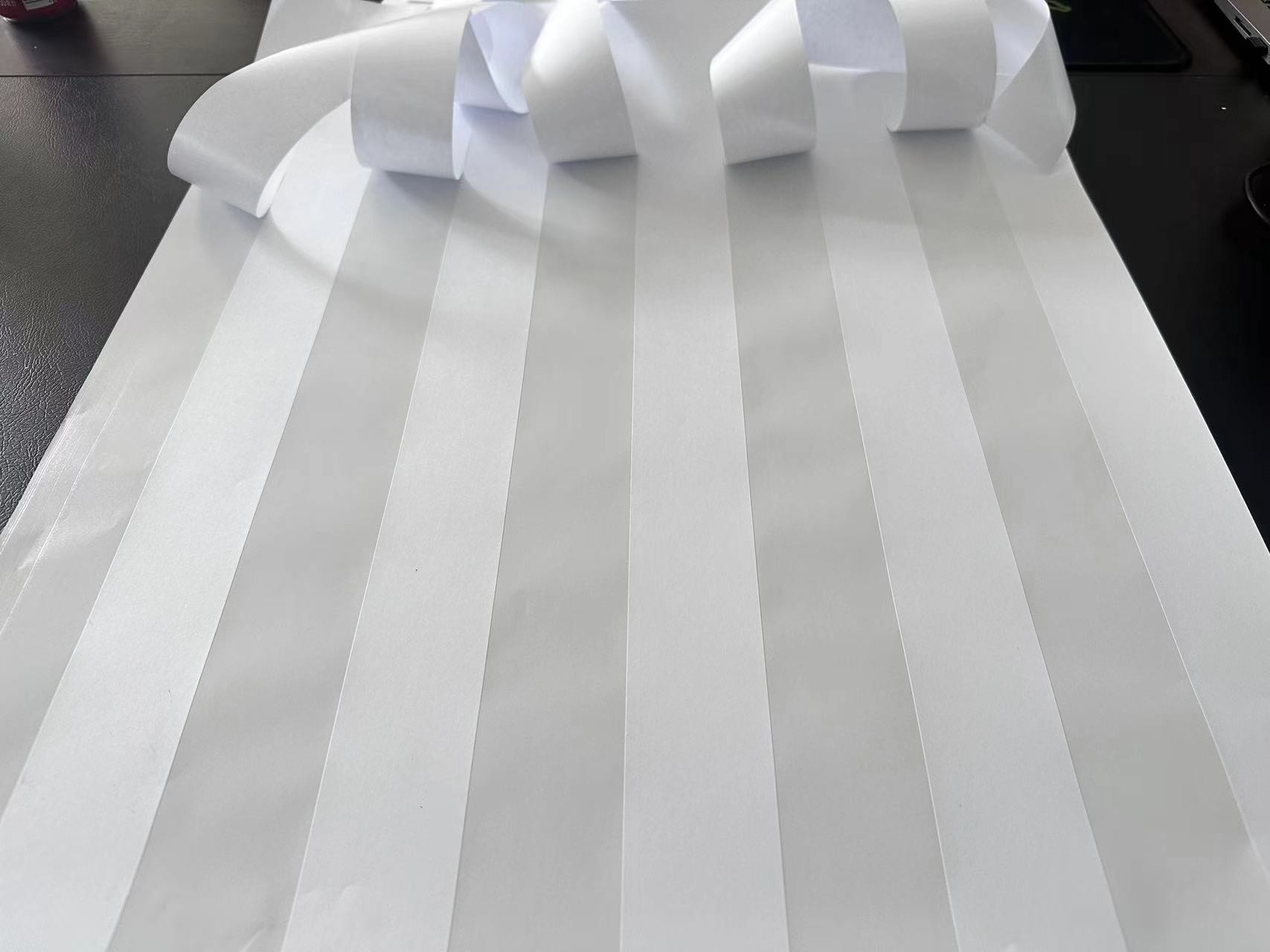 Semi Glossy Sticker Papepr Sheet with Back Slitting Cutting HM1120