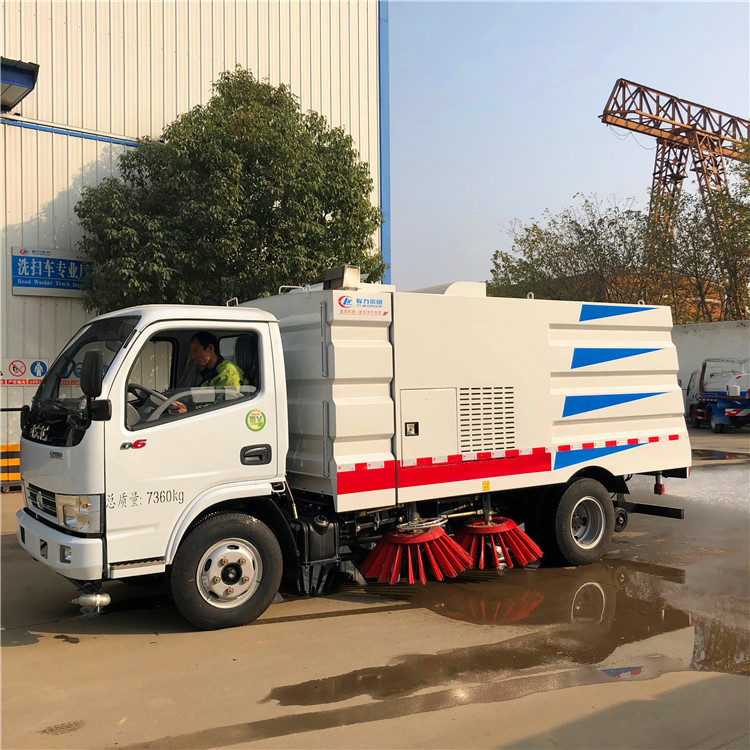 Dongfeng Road Cleaning Truck 5000 Liters Vacuum Small Size Street Sweeper Truck