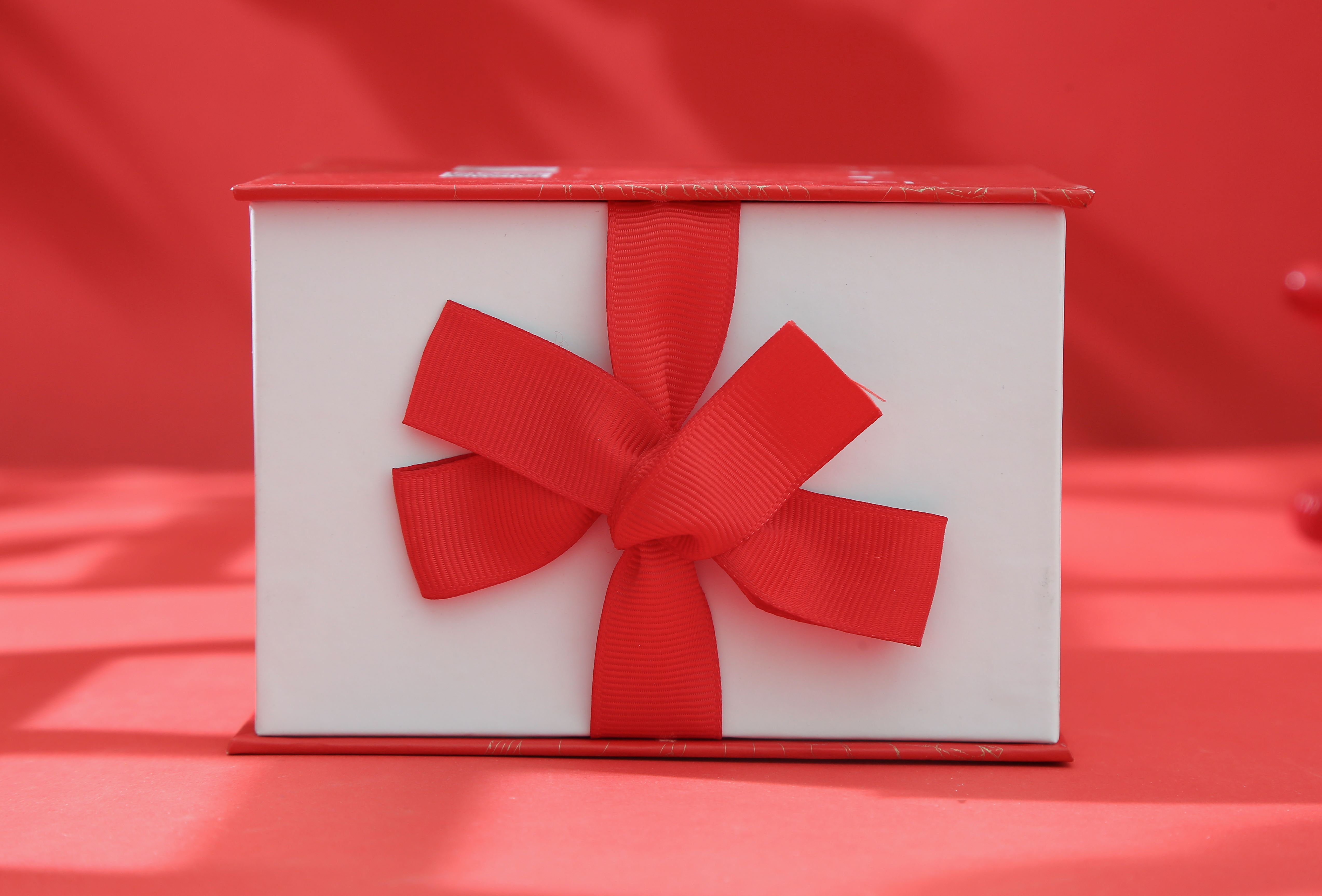 Gold Hot Stamping Rigid Cardboard Cosmetic Gift Box Packaging Book Shaped Folding