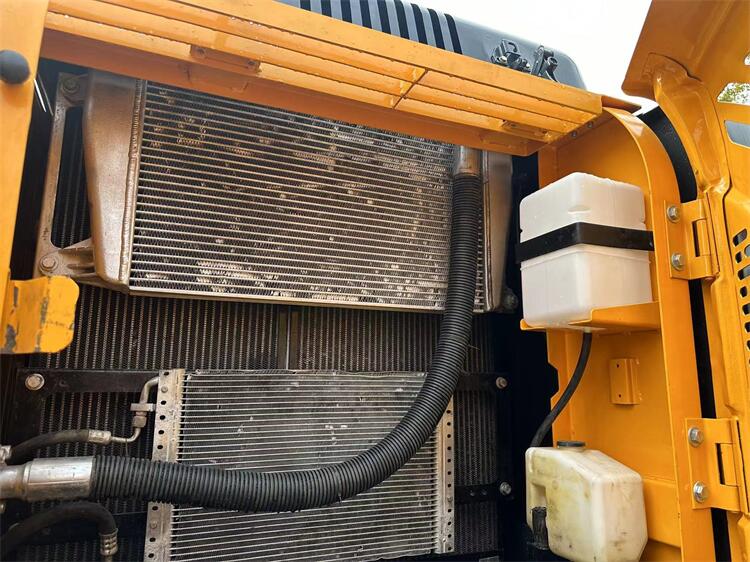 Hyundai 220 Excavator 1.05m3 Bucket Capacity 963 Working Hours Used from South Korea