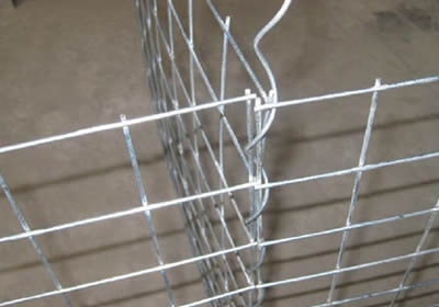 A spiral wire is installing onto the neighbor welded panels.
