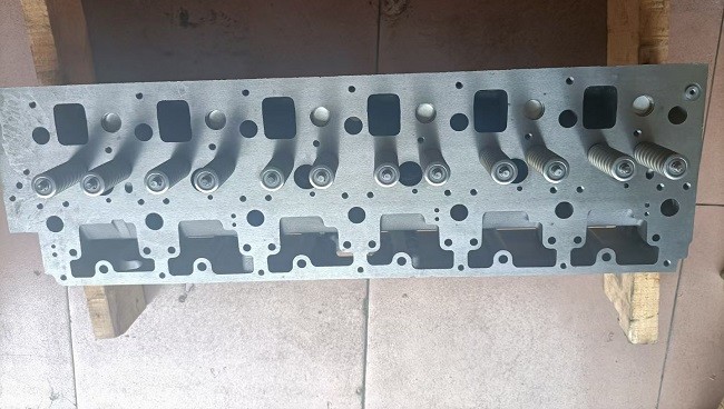 Engine Spare Parts 3116 Cylinder Head Assembly 2454324 2352974