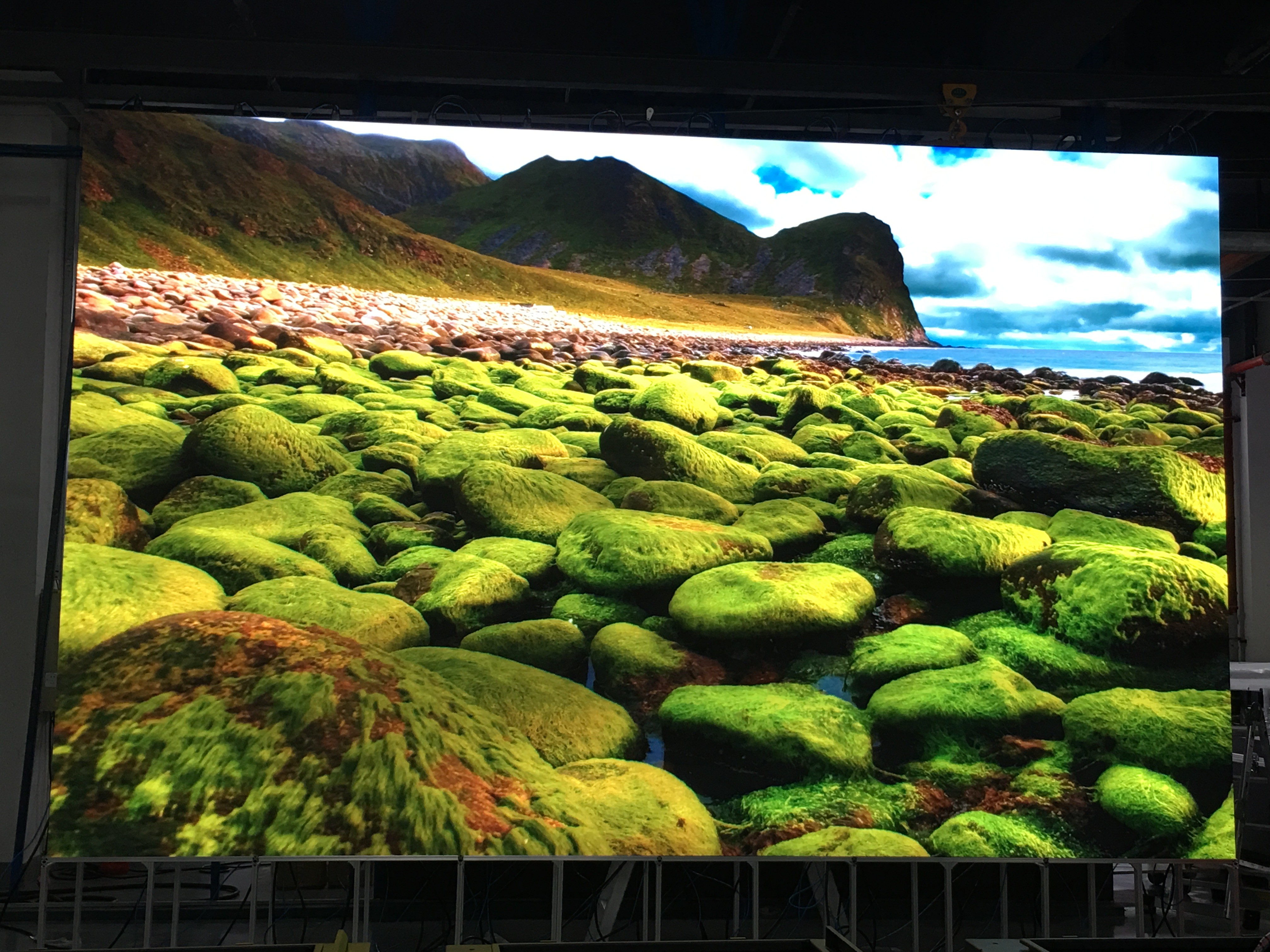 Anti Bump Outdoor Transparent LED Screen P3.91 P4.81 96W SMD2121