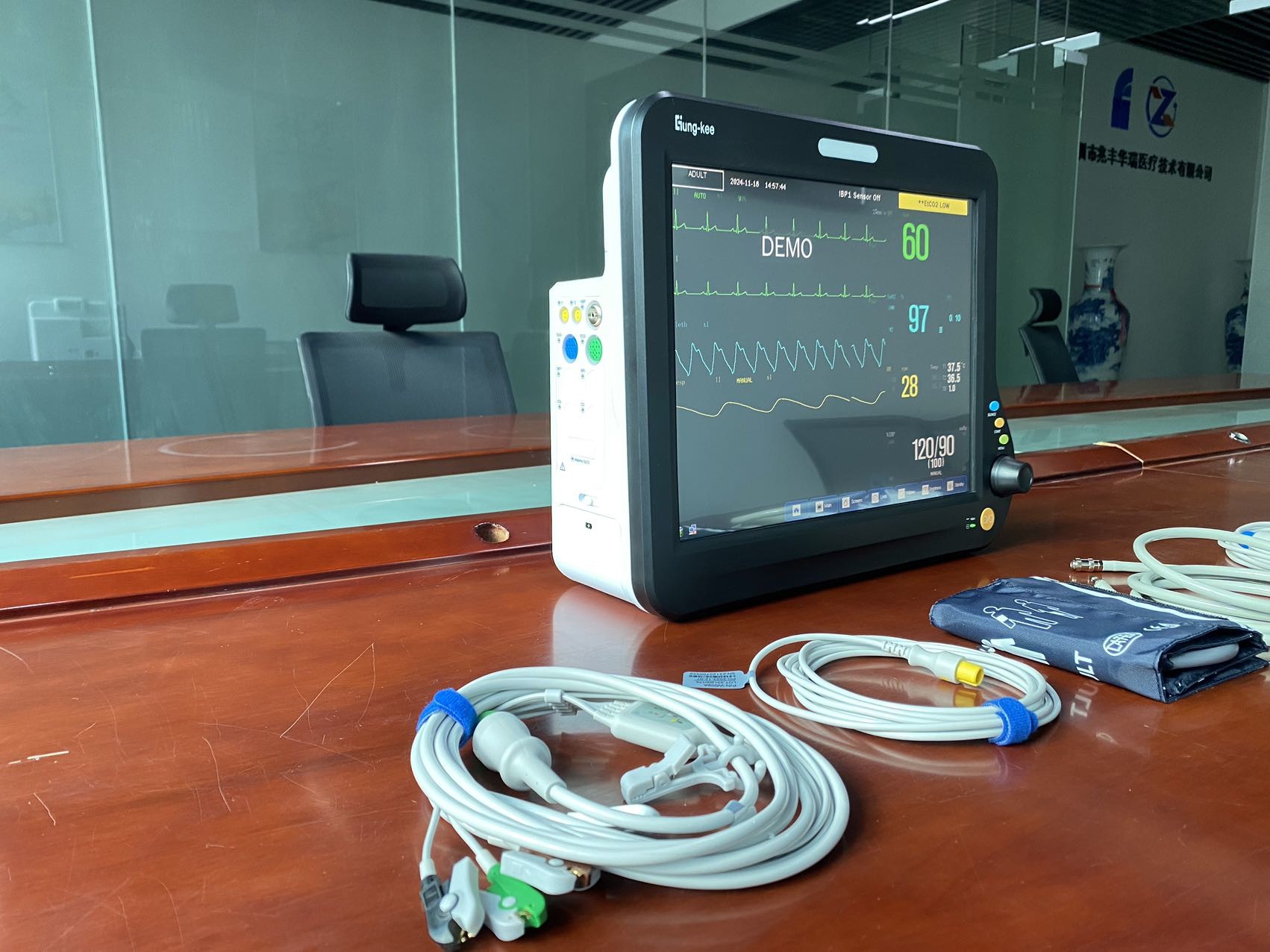 15 inch portable multi parameter patient monitors with HL7 compatible, USB dataouput, VGA, nurse calling and vital sings
