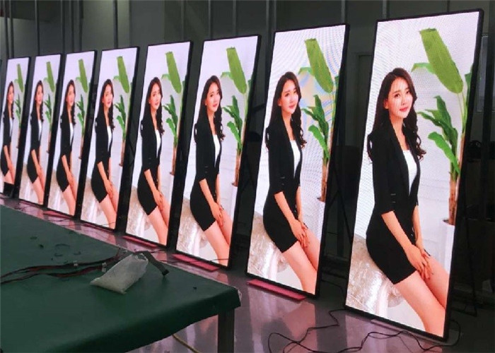 P2.5mm 1/32 Scan Floor Standing Led Display , 640*1920mm Retail Poster Display