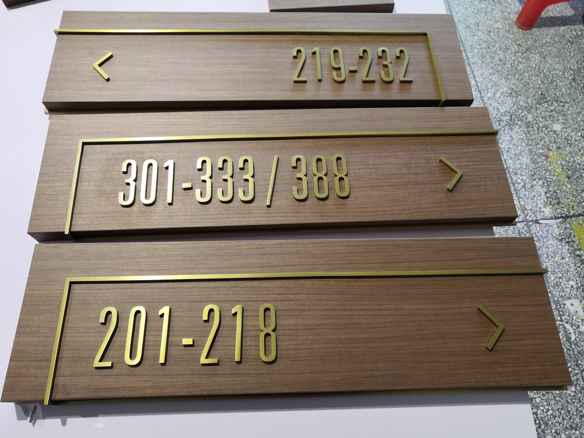 254*254mm Custom Directional Arrow Signs For Airport / Stations