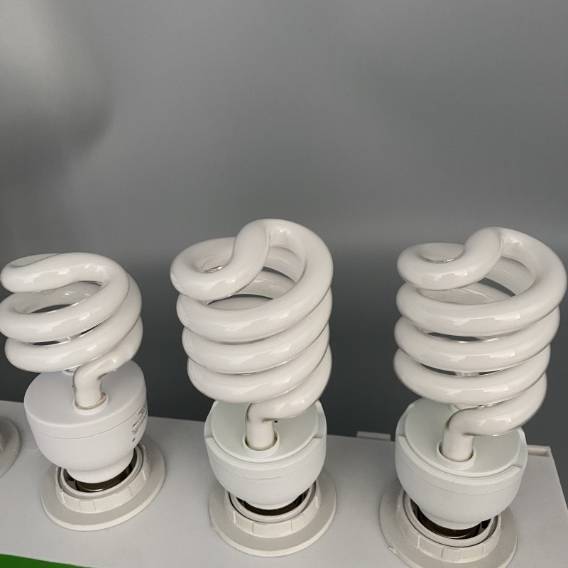 Energy-saving 26W E27 Screw-in UVB Reptile Lamp Ultimate Lighting Solution for Reptile Enclosures