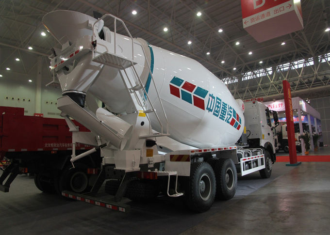 10CBM Trailer Mounted Concrete Mixer , RHD 10 Wheels Concrete Mixer Pump Truck