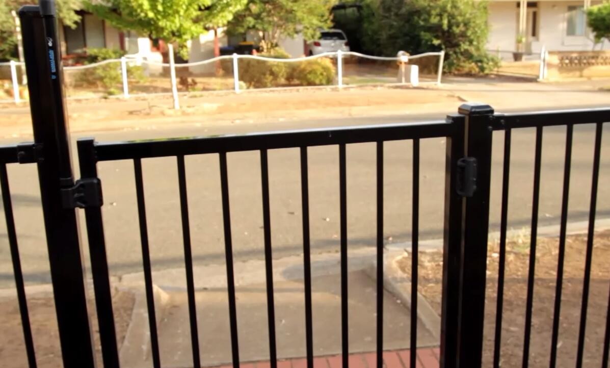 Steel Fence Mesh Price/Corrugated Steel Fence Sheet/Tubular Steel Fence