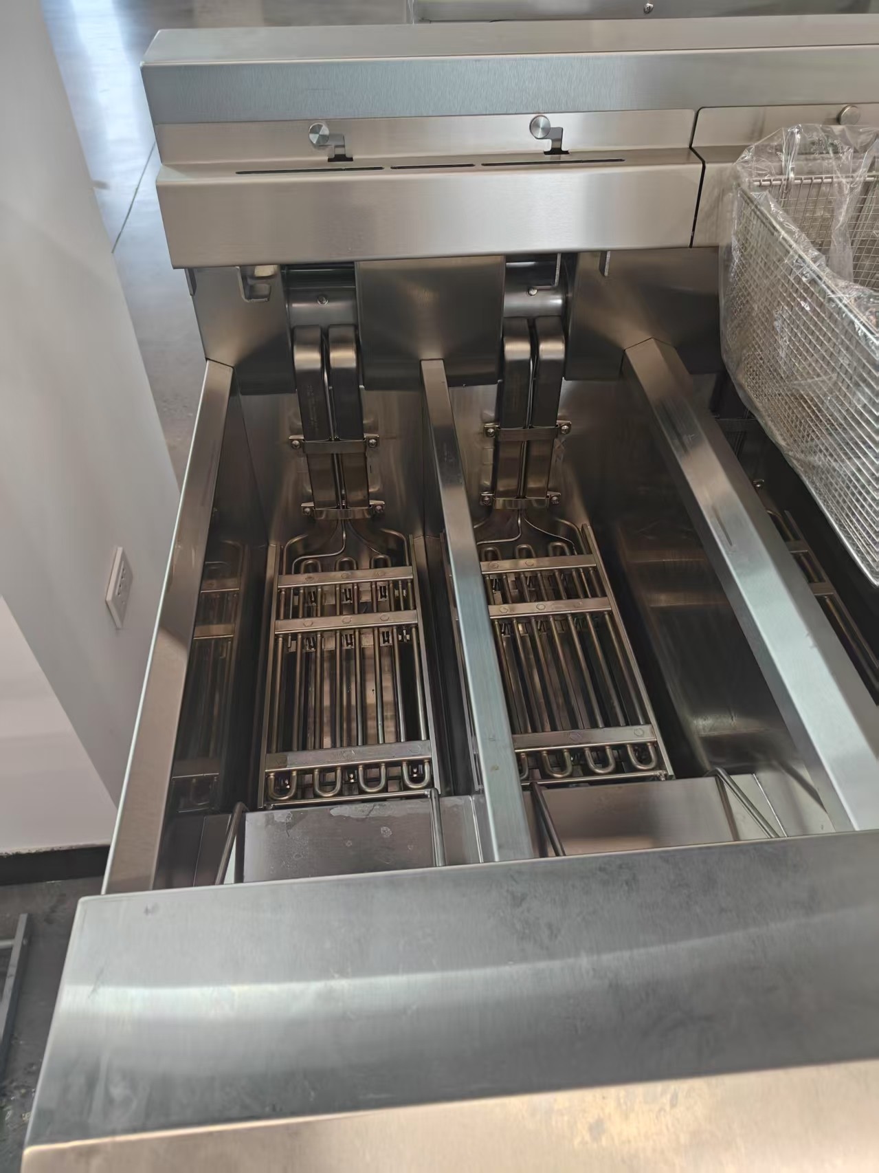 Professional Touchscreen smart panel 4tank 4baskets 28KW 304SUS Electric Chips Open Fryer