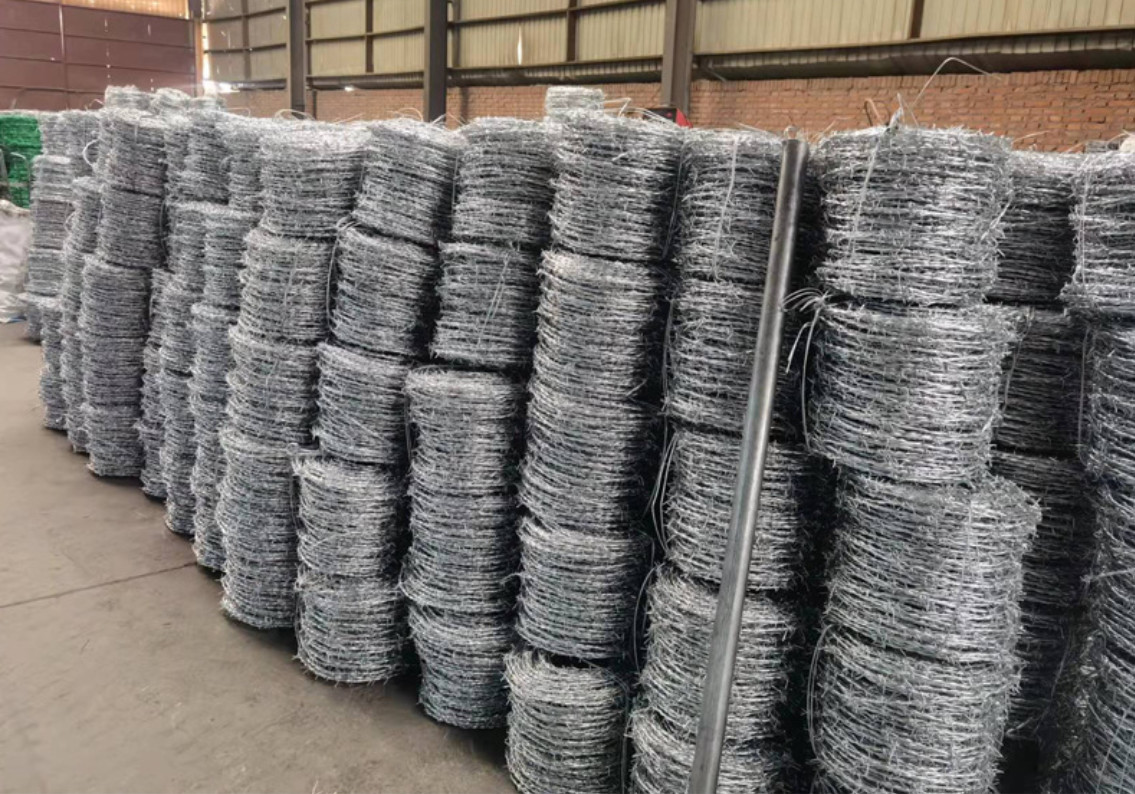 15 - 200g Zinc Coated Steel Barbed Wire Rolls for Enhanced Corrosion Protection