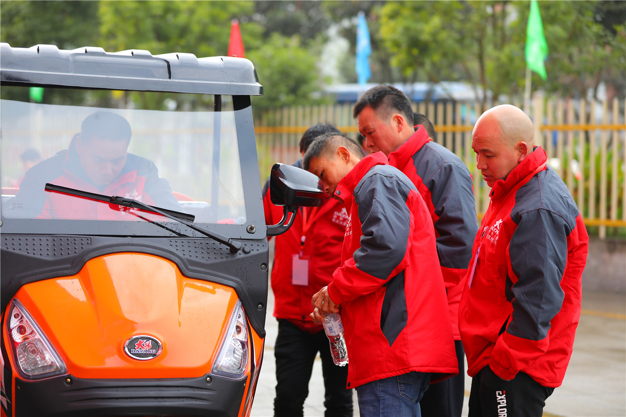 Large Capacity 300cc Engine Five Wheels Tricycle For Cargo Transportation