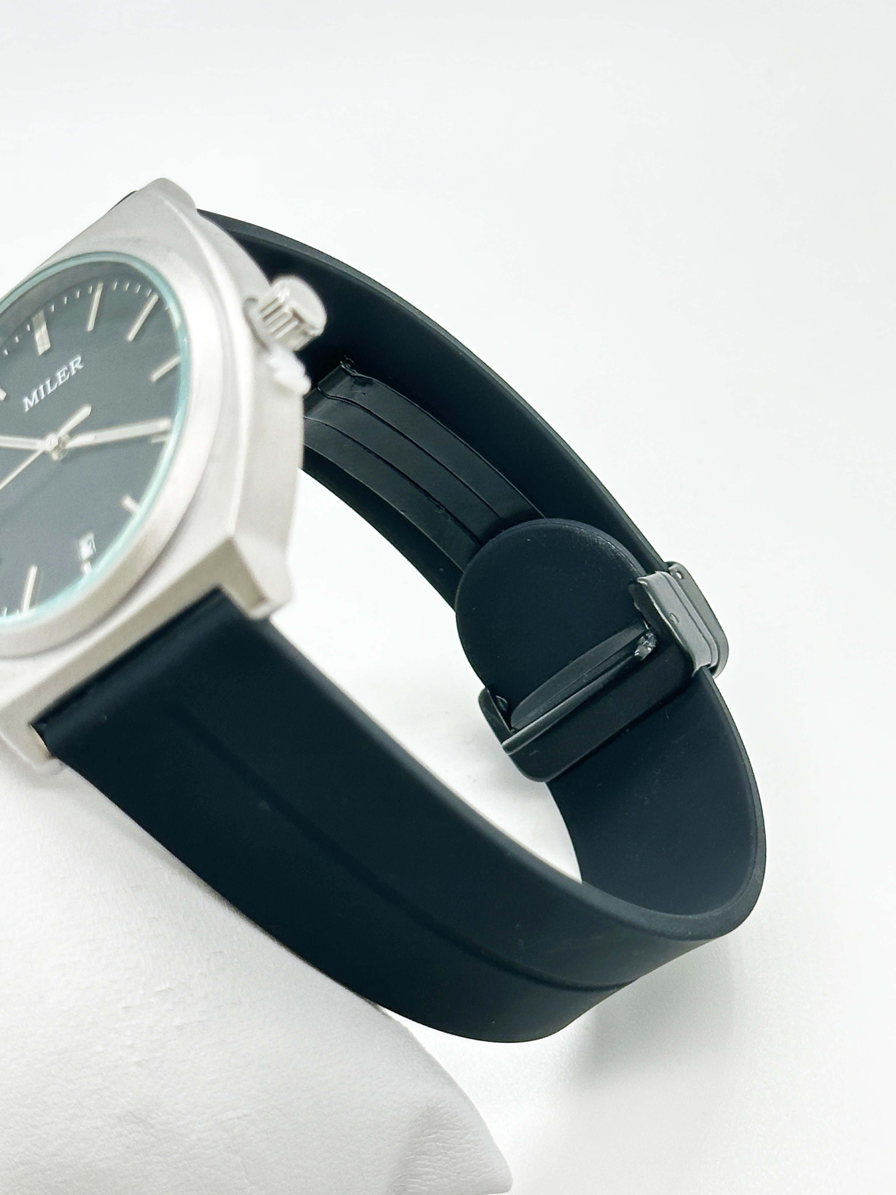 Wholesale Custom Logo Silicone Strap Watches With Buckle Clasp Water Resistant To 30 Meters
