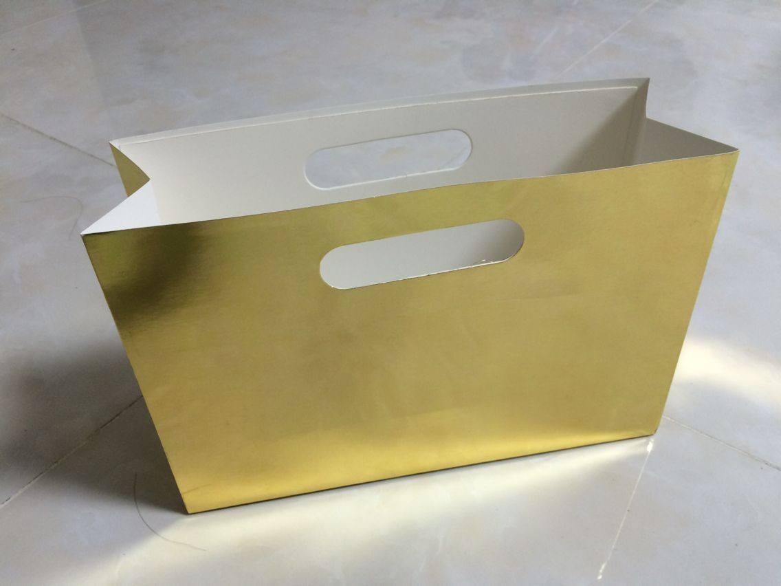 Gold foiled printing customized shopping paper bag with die cut handle
