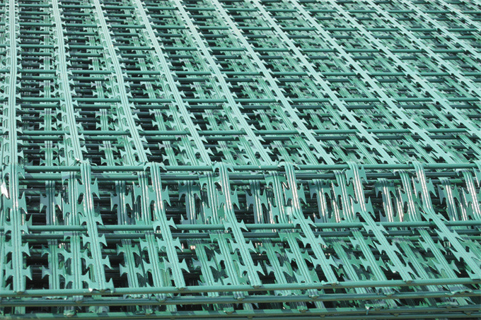 Blade Barbed Wire BTO22 Concertina Mesh Welded Razor Wire Mesh Fence For Protection And Security