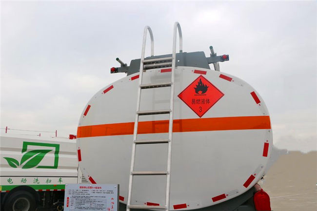 Large Capacity 8x4 FAW Diesel Fuel Storage Tank Truck Euro III Red Color