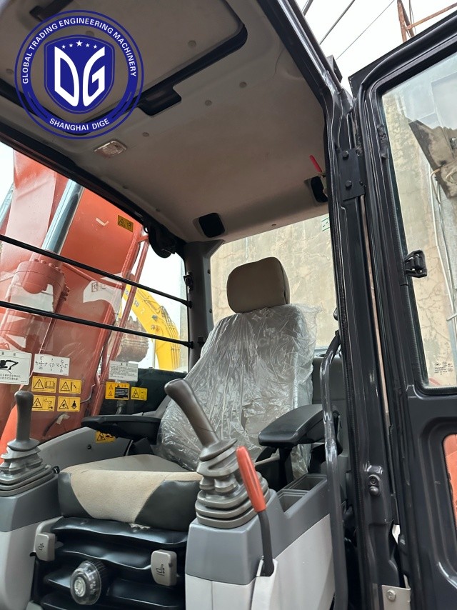 Well Preserved Exterior ZX130 Used Hitachi 13 Ton Excavator Minimal Cosmetic Flaws
