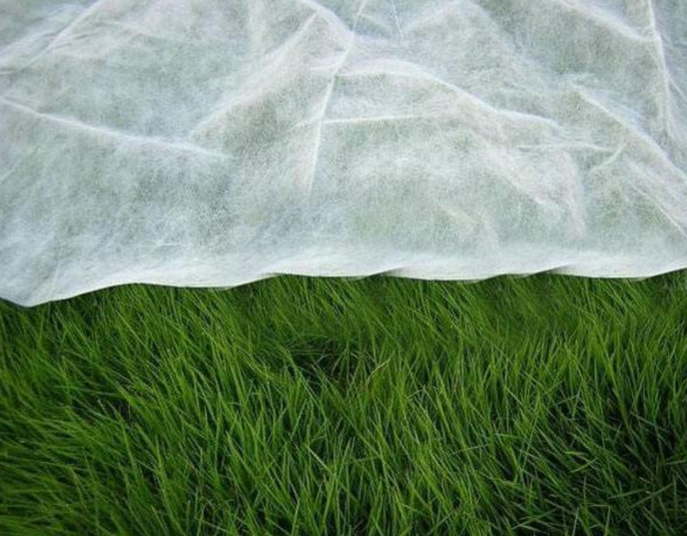 Waterproof PP Spunbond Fabric Roll White Color For Non Woven Geotextiles 10cm-320cm