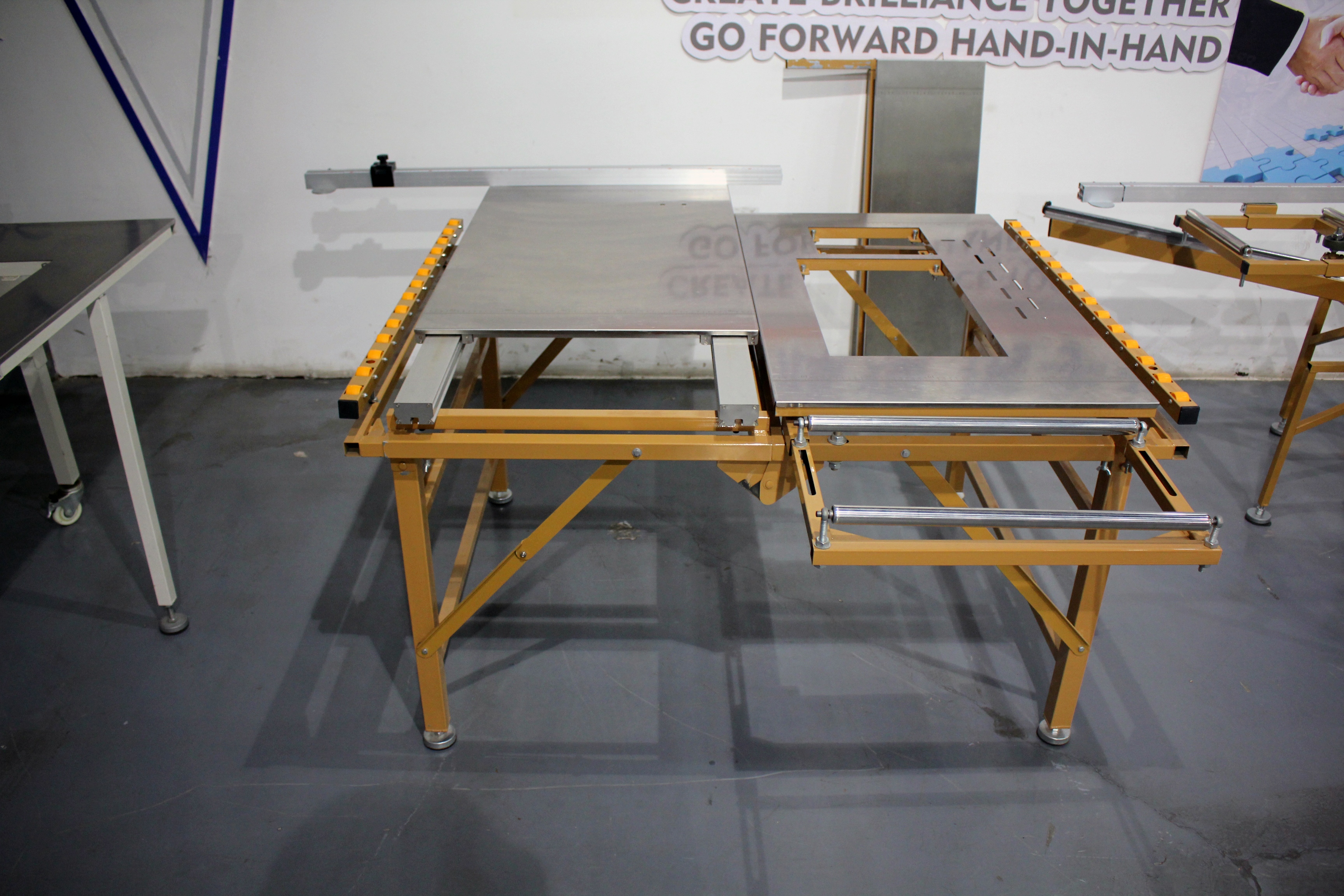 Wood Portable Sliding Table Saw Cutting Machine For Construction Works In Yellow