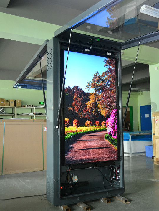 4K UHD 65" Outdoor LCD Digital Signage LCD Totem With PCAP Touch