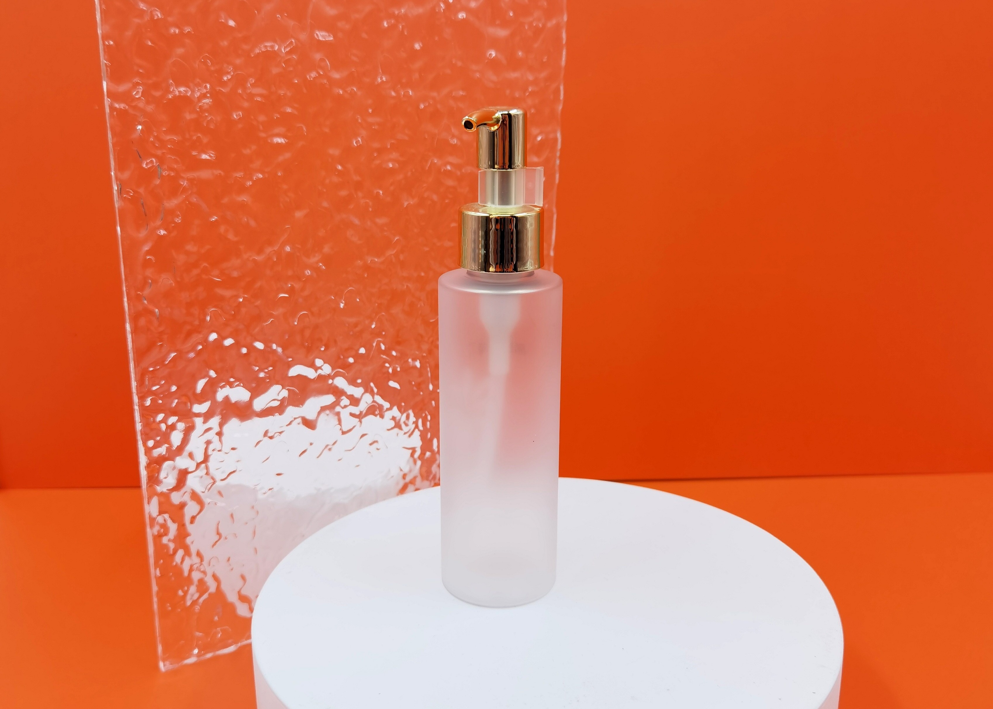 Frosted Transparent Lotion Bottle 100ml With Gold Pump Cylindrical Shape PCR