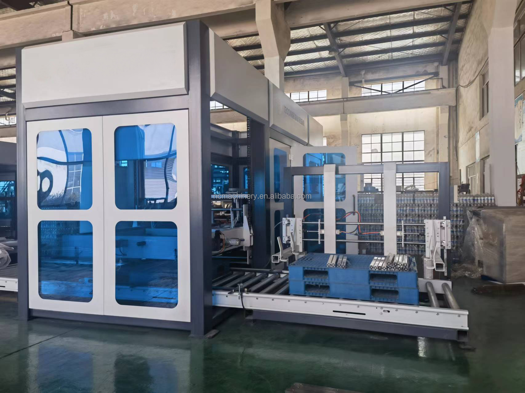 Water Beverage Processing Plant Automatic Servo Intelligent Palletizer 2000 KG Capacity
