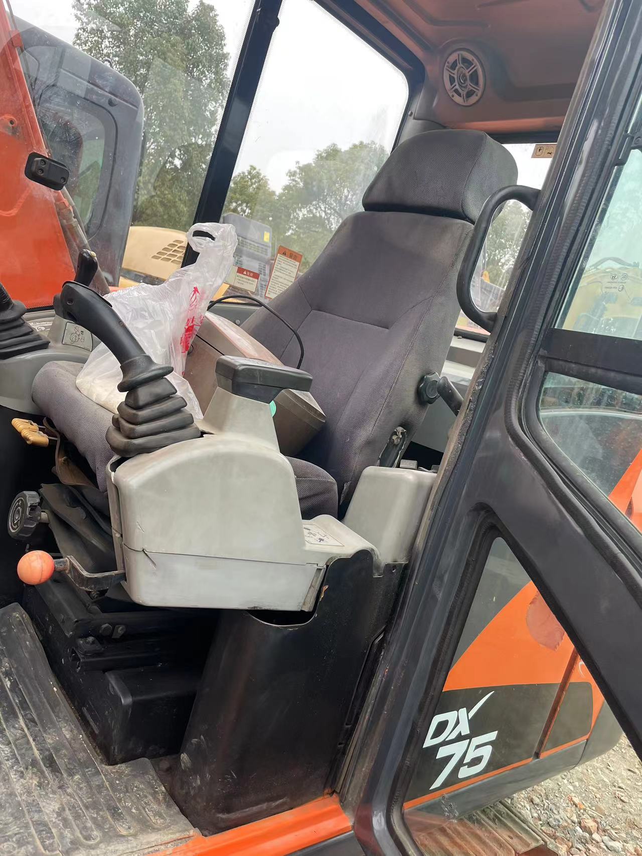 Original Paint Crawler Excavator Second Hand DOOSAN DX75 7.6 Ton