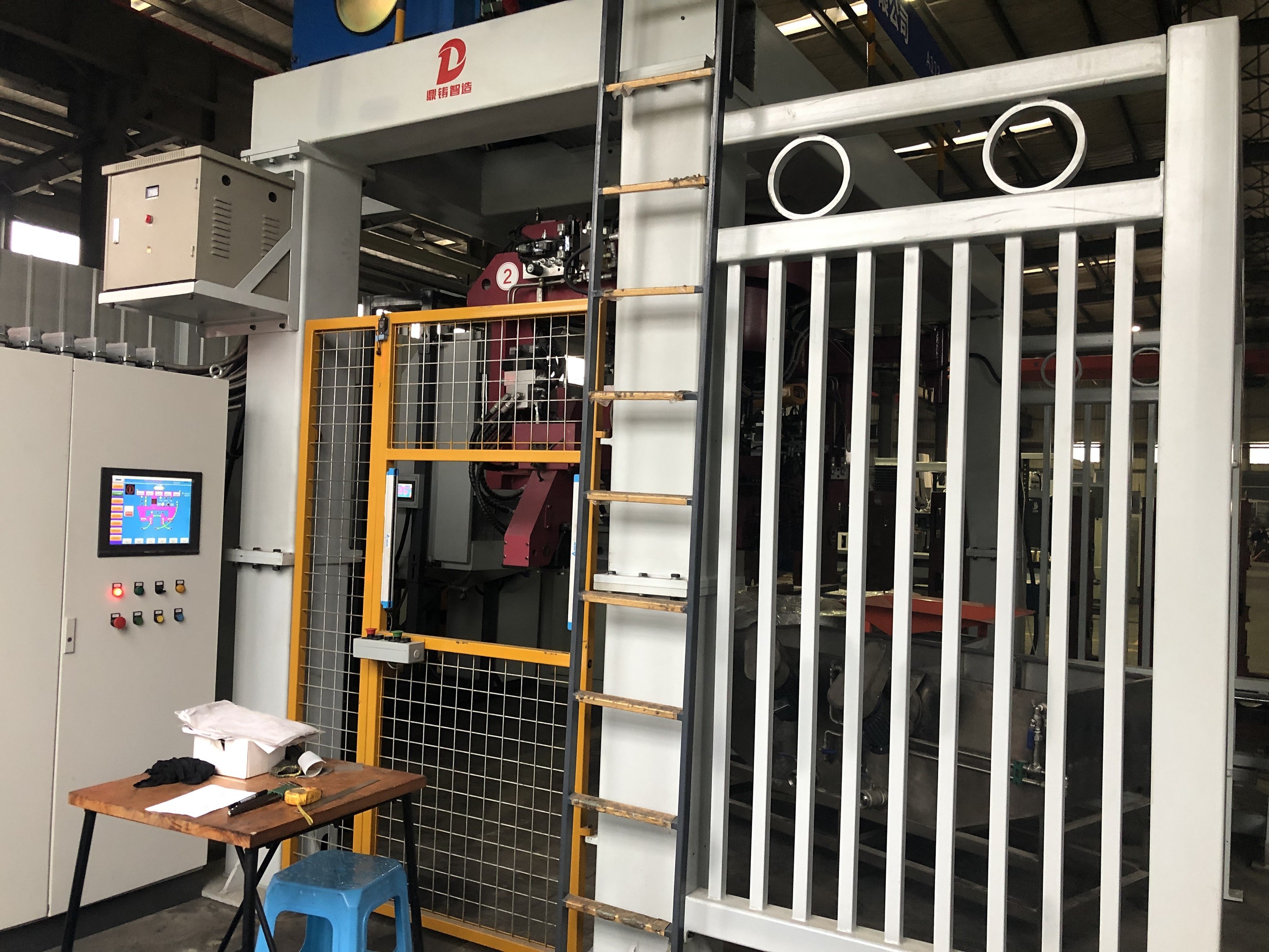 Automatic Pouring Low Pressure Die Casting Machine 380V With Melting Furnace