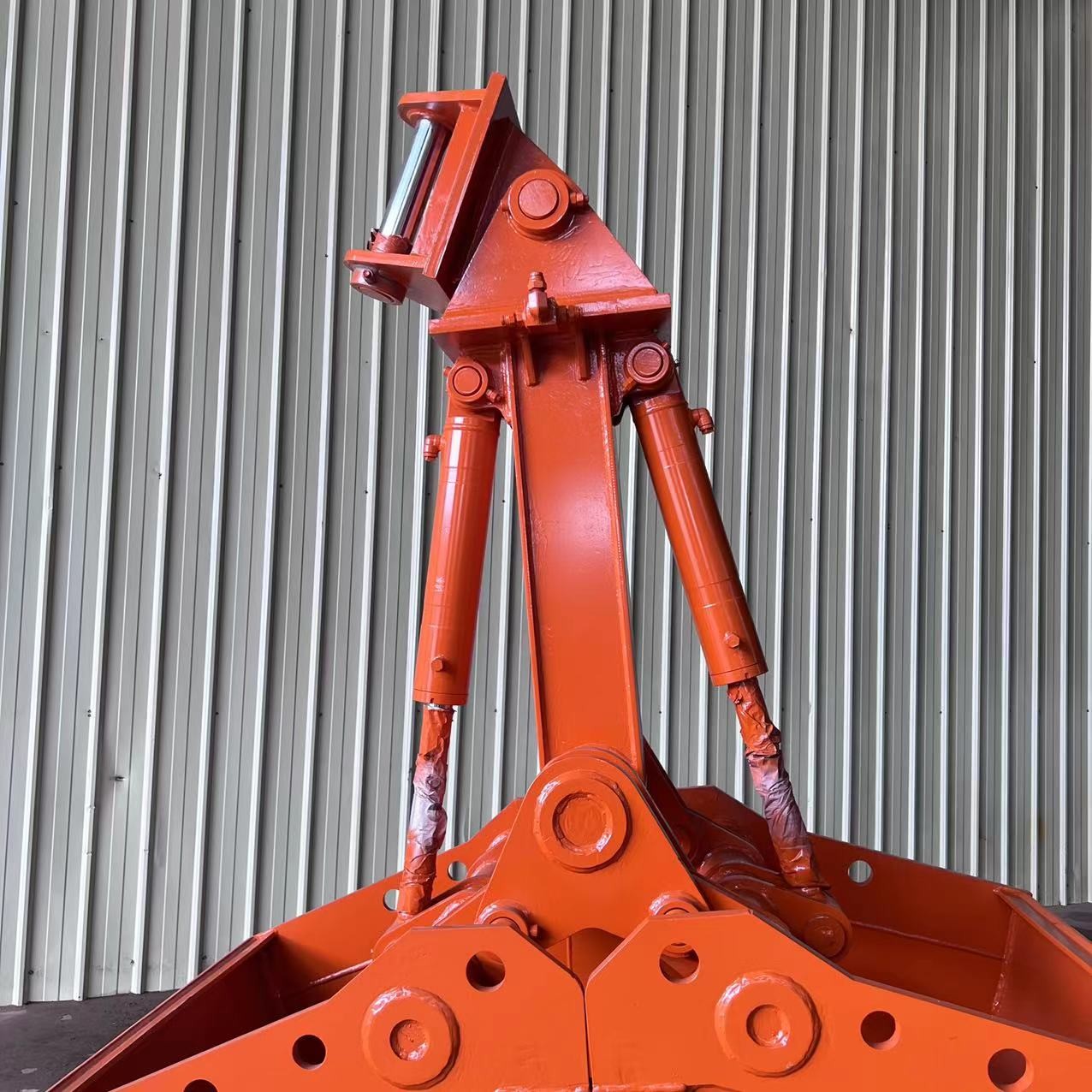 Strong Reinforcement Clamshell Excavator Bucket 28-30ton For Three-Section Telescopic Arm