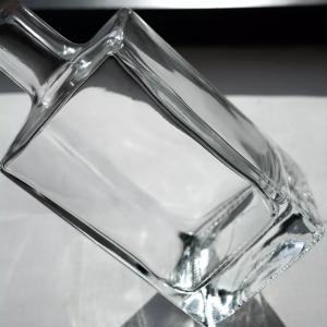 China Transparent Glass Whisky Bottle 700ml Capacity for Customized Bar and Personalized wholesale