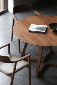 China FSC Restaurant Solid Walnut Dining Table Round Wood Dining Tables wholesale