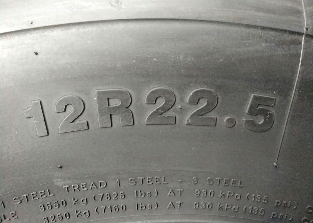 Black Appearance Highway Truck Tires 11R22.5 12R22.5 High Fuel Efficiency