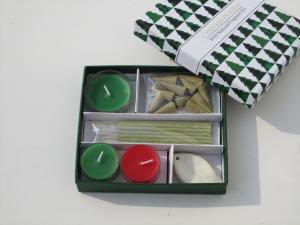China Red &amp; Green Cinnamon chai fragrance scented tealight candle &amp; holder packed into gift box wholesale