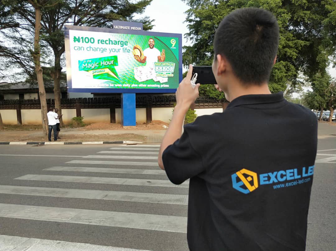 Digital led poster advertising light box display stand airport shopping mall billboards