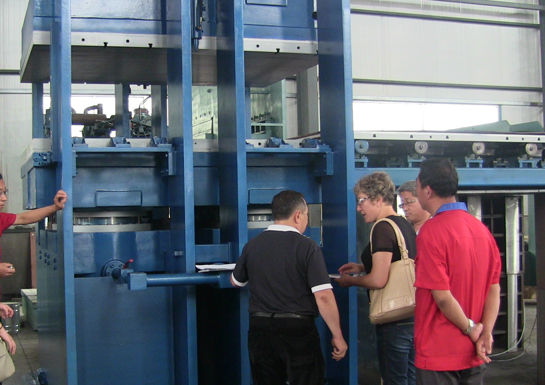 Customer's Request 2000T Solid Tyre Vulcanizing Machine Rubber Press Machine
