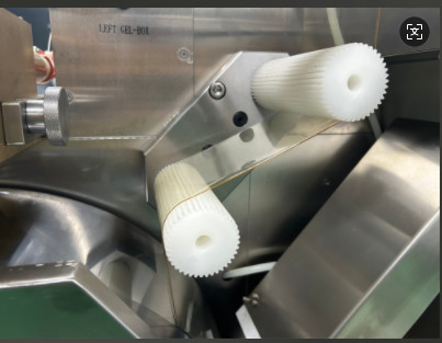 PLC And Touch Screen Control System Soft Gelatin Capsule Machine For Round Capsule Size And 4-32 Plungers