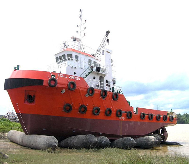 OEM Dry Docking Ship Launching Air Bags , Cylindrical Marine Rubber Airbags