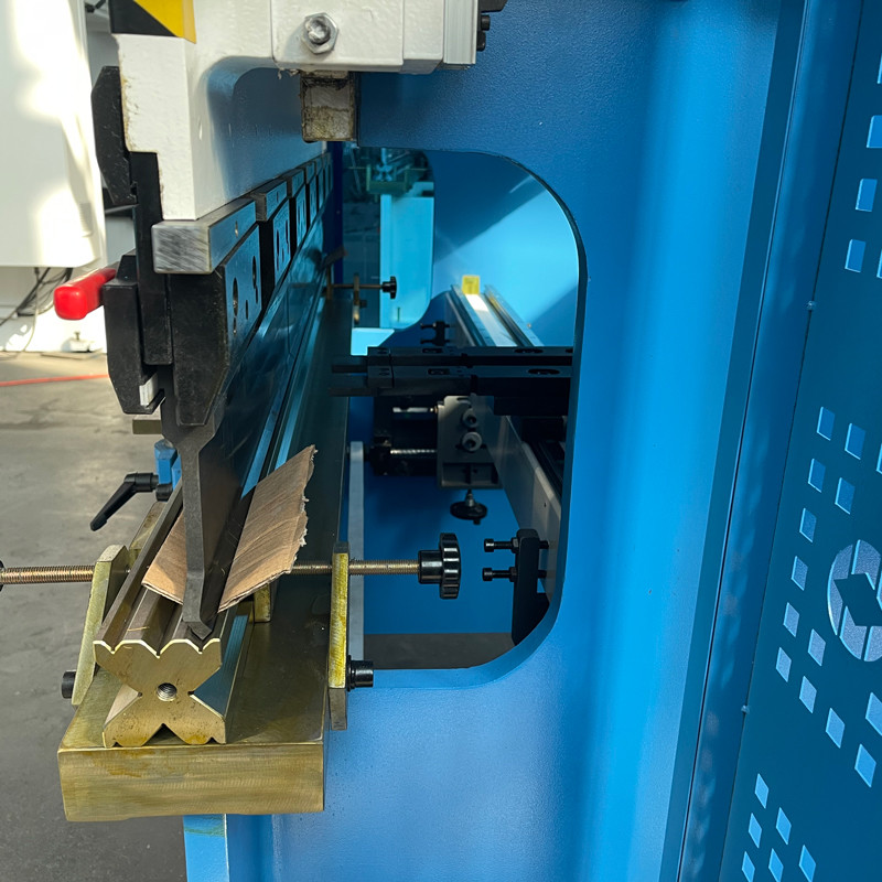40T 1600mm Long CNC Metal Steel Plate Press Brake With Torsion Bar E21 Controller