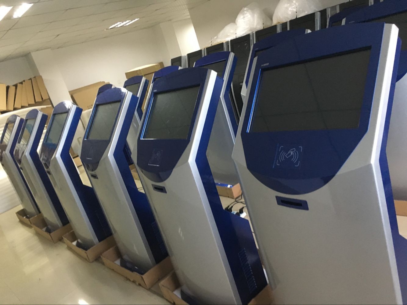 15.6 inch Table Desktop Arabic/English/French Wireless Queue Management System for Bank/Hospital/Clinic Service Center