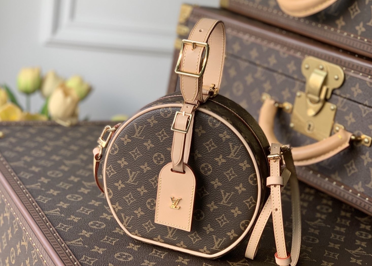 Ladies Leather 7.5cm Circular Push Lock Crossbody Bag With Mental Ornament