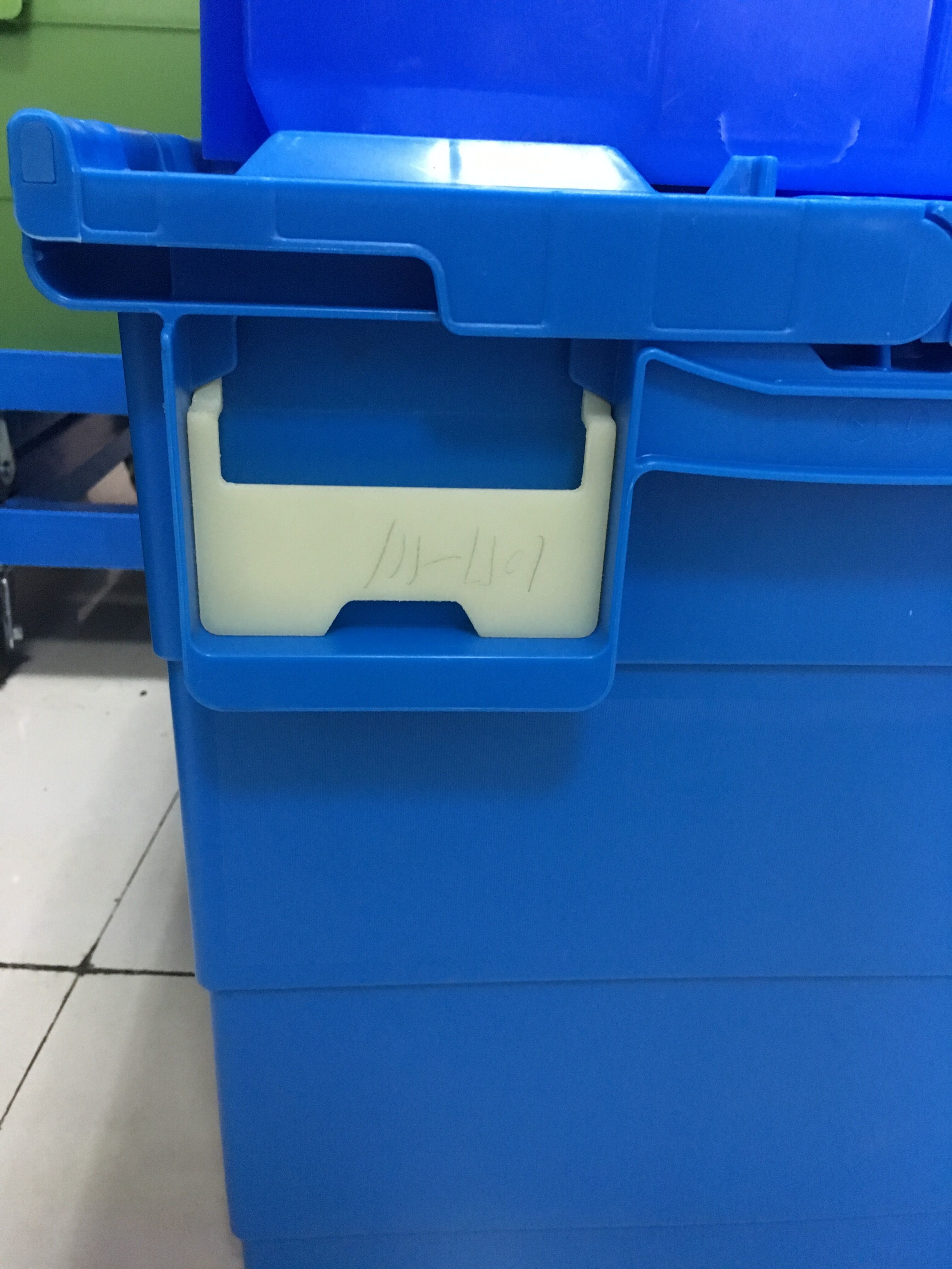 More colors 100% Virgin Polypropylene Stack Nest Containers Attached Lids 600*400 mm Standard Size Steel Wire Assembling