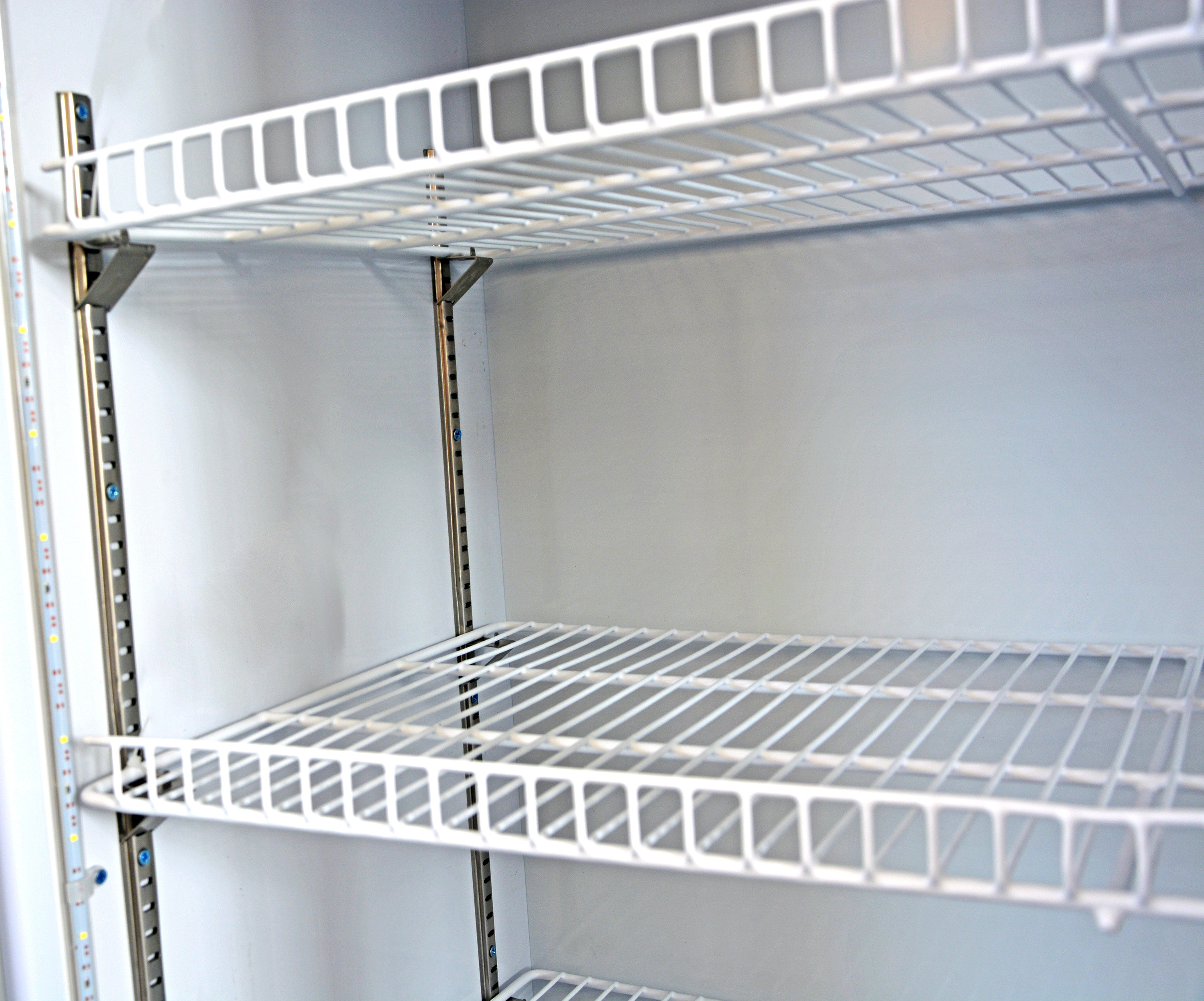 110V/60HZ Voltage Commercial Refrigerated Drinks Display Case with R290a Refrigerant