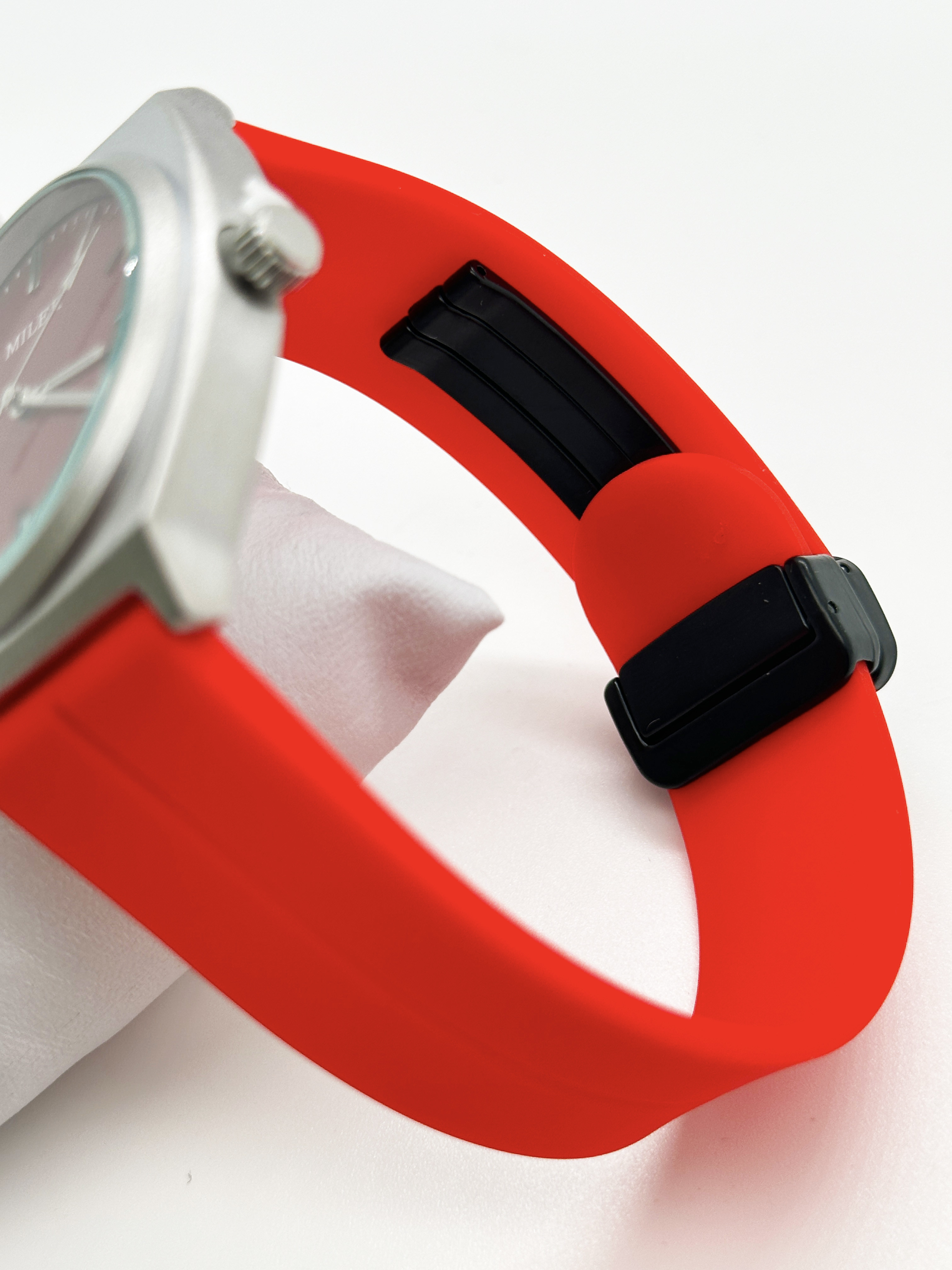 China Factory Outlet Bright Color Sporty Silicone Strap Watch With Buckle Clasp 30M Water Resistance
