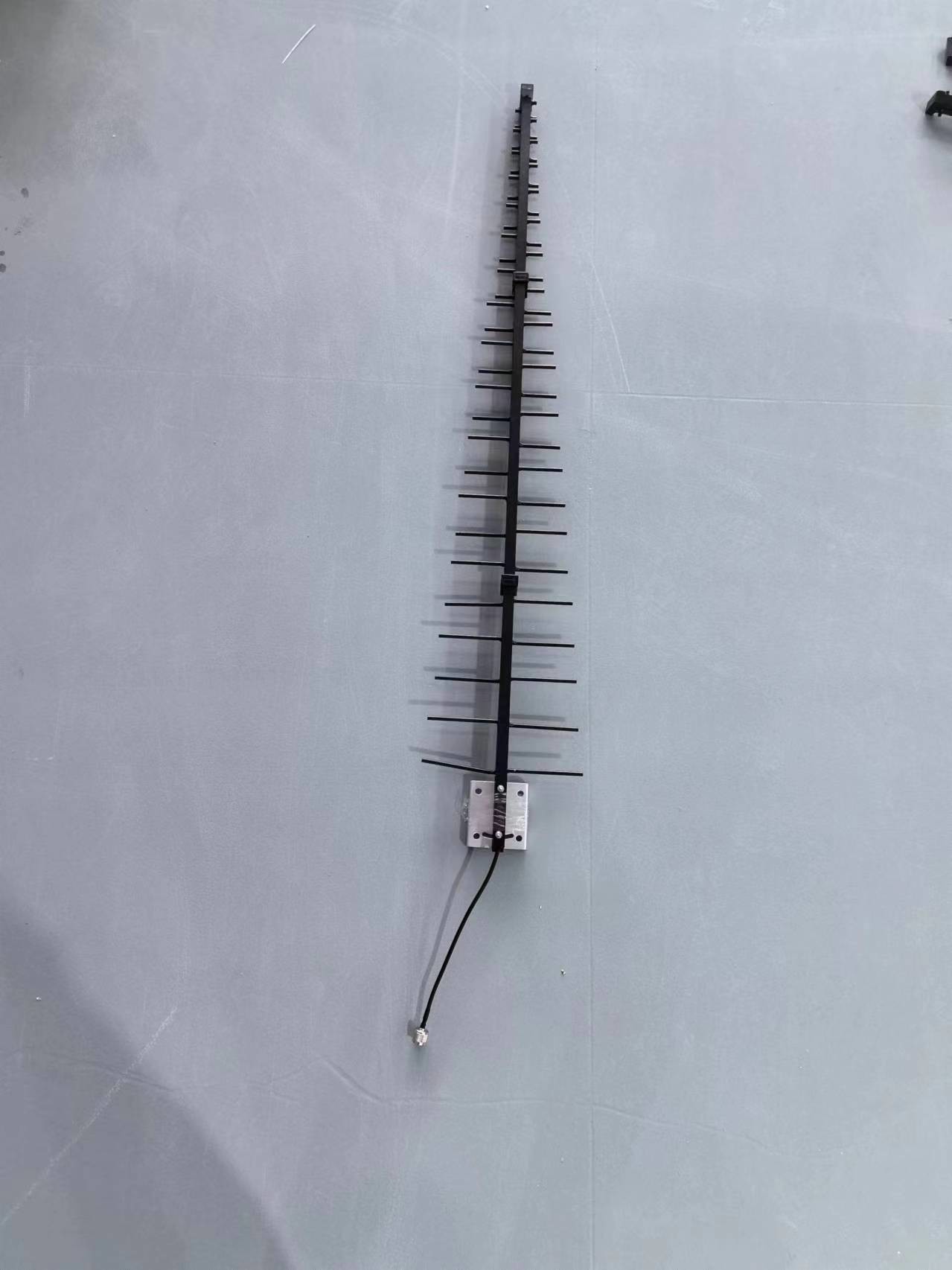 700-1020MHz 14dBi 50W Yagi Directional Antenna Black Customized for Signal Field Coverage