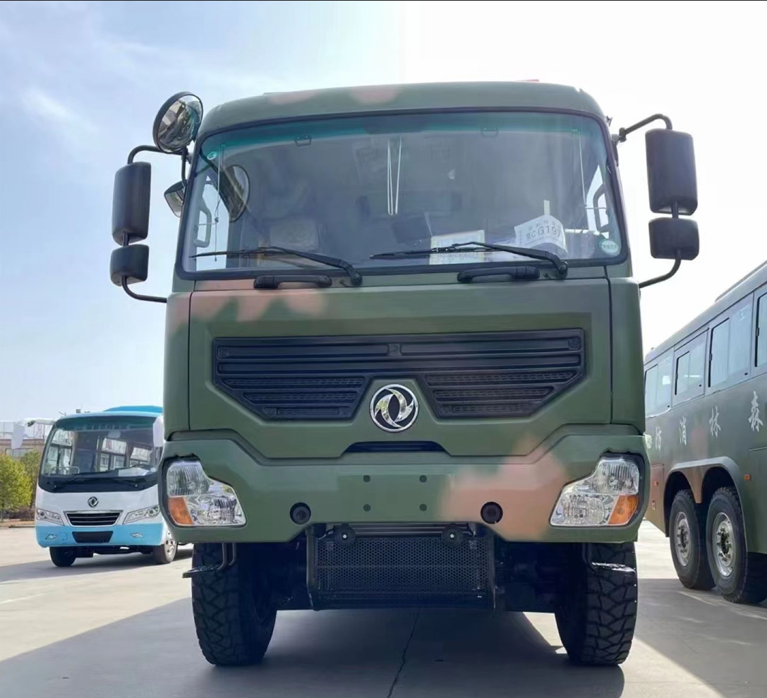 Dongfeng Four Wheel Drive Tourist Minibus 8.2 Meters 24-31 Seats 4×4 Diesel Manual Transmission