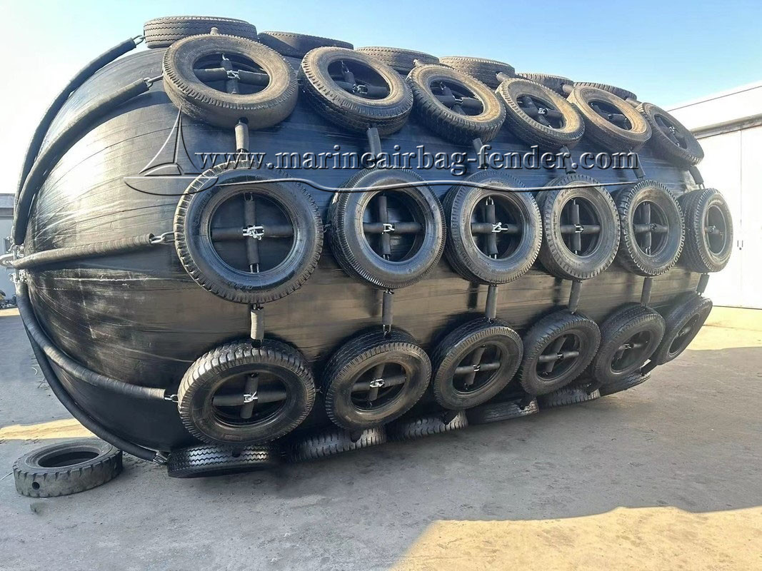 High Pressure Inflatable Floating Rubber Fender , Aircraft Tyre Fender