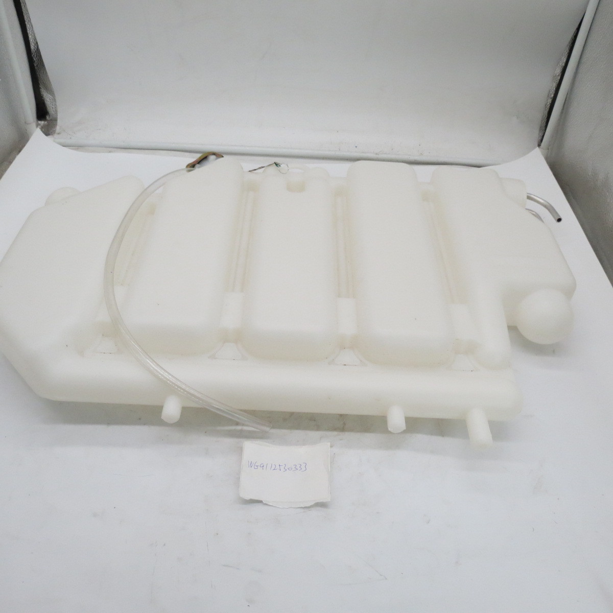 Good Quality China Supply Heavy Duty TruckHot sale diesel engine parts Expansion tank WG9112530333